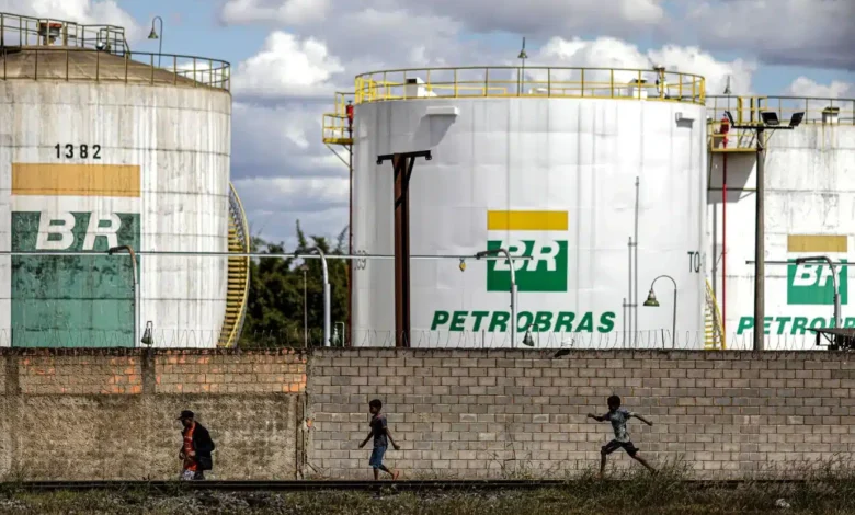 Por que as ações da Petrobras caem mais de 2% após Plano Estratégico 2026-2030?